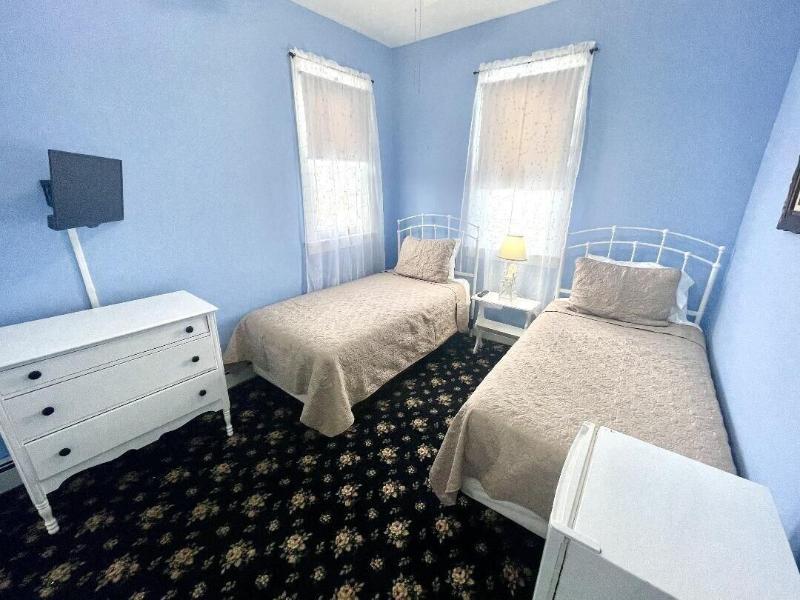 Quaker Inn image