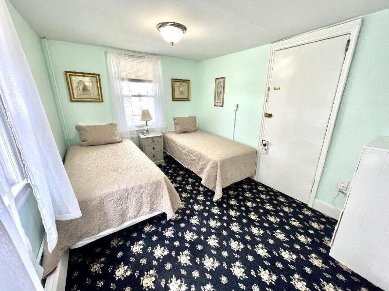 Quaker Inn image