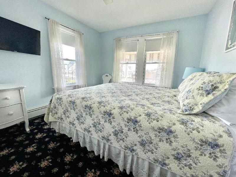 Quaker Inn image