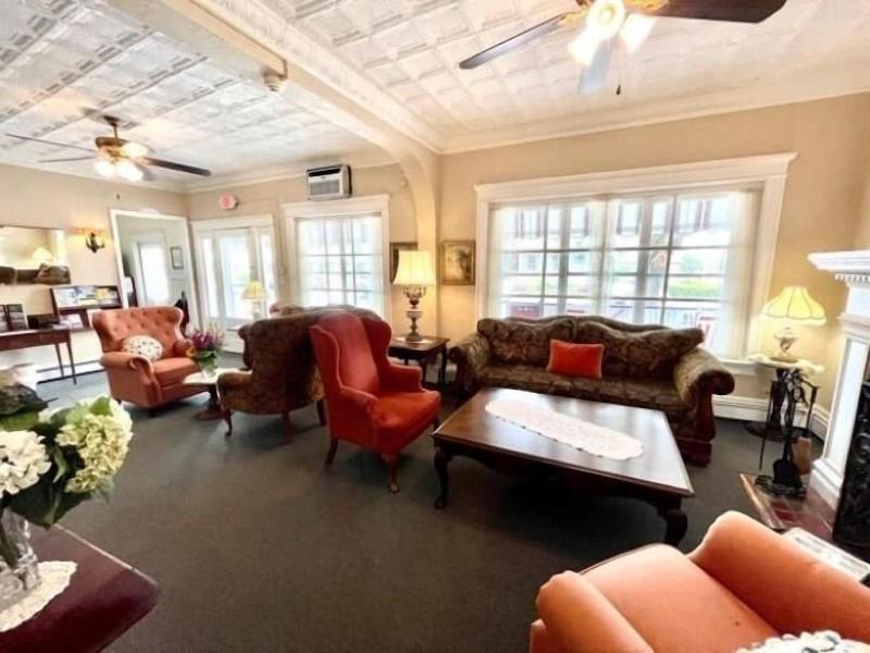 Quaker Inn image