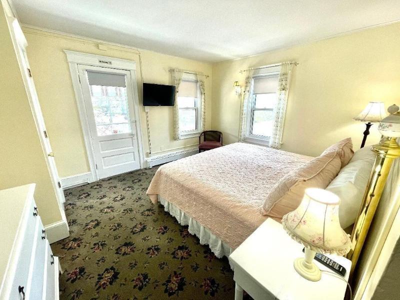 Quaker Inn image