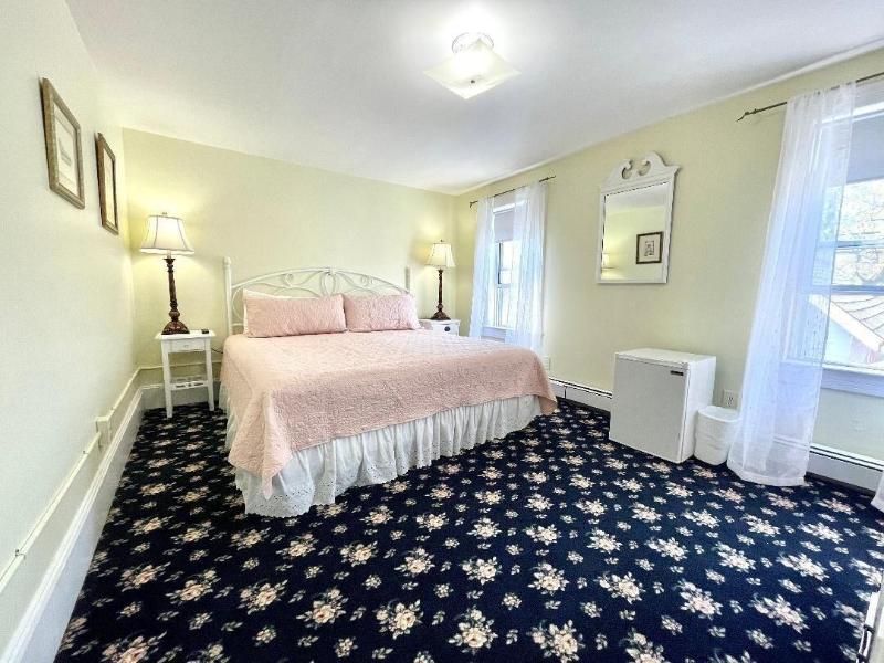 Quaker Inn image