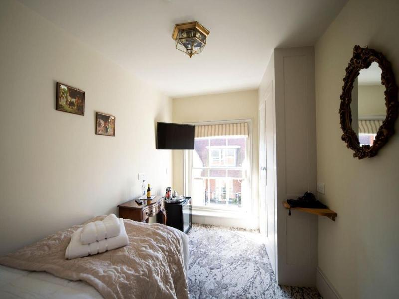 East Walls Hotel image