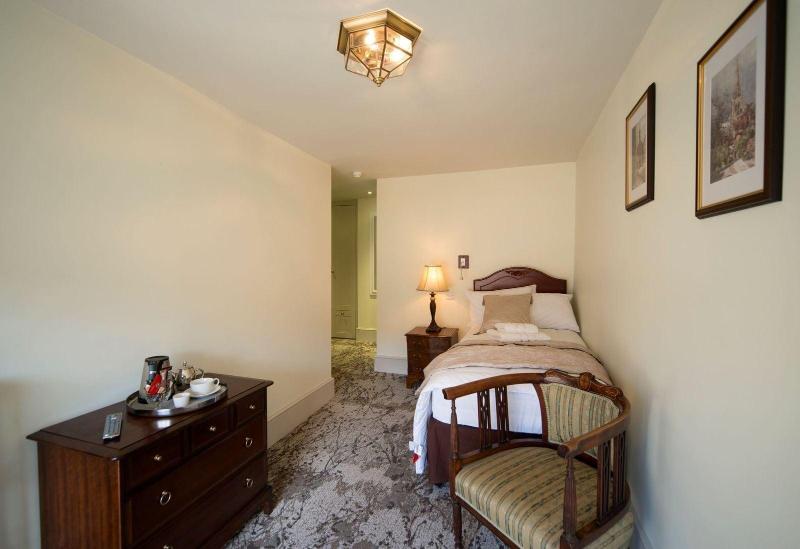 East Walls Hotel image