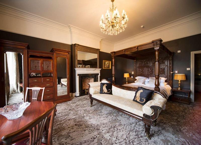 East Walls Hotel image