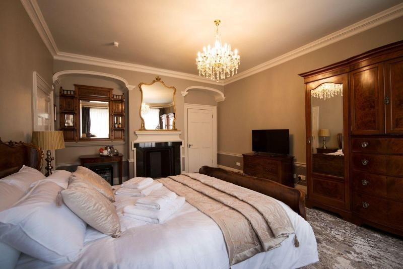 East Walls Hotel image