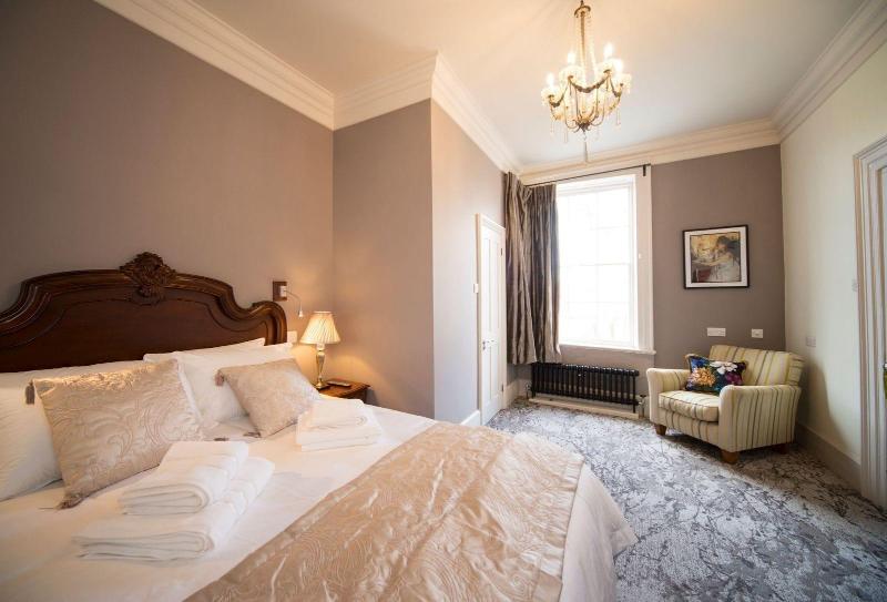 East Walls Hotel image