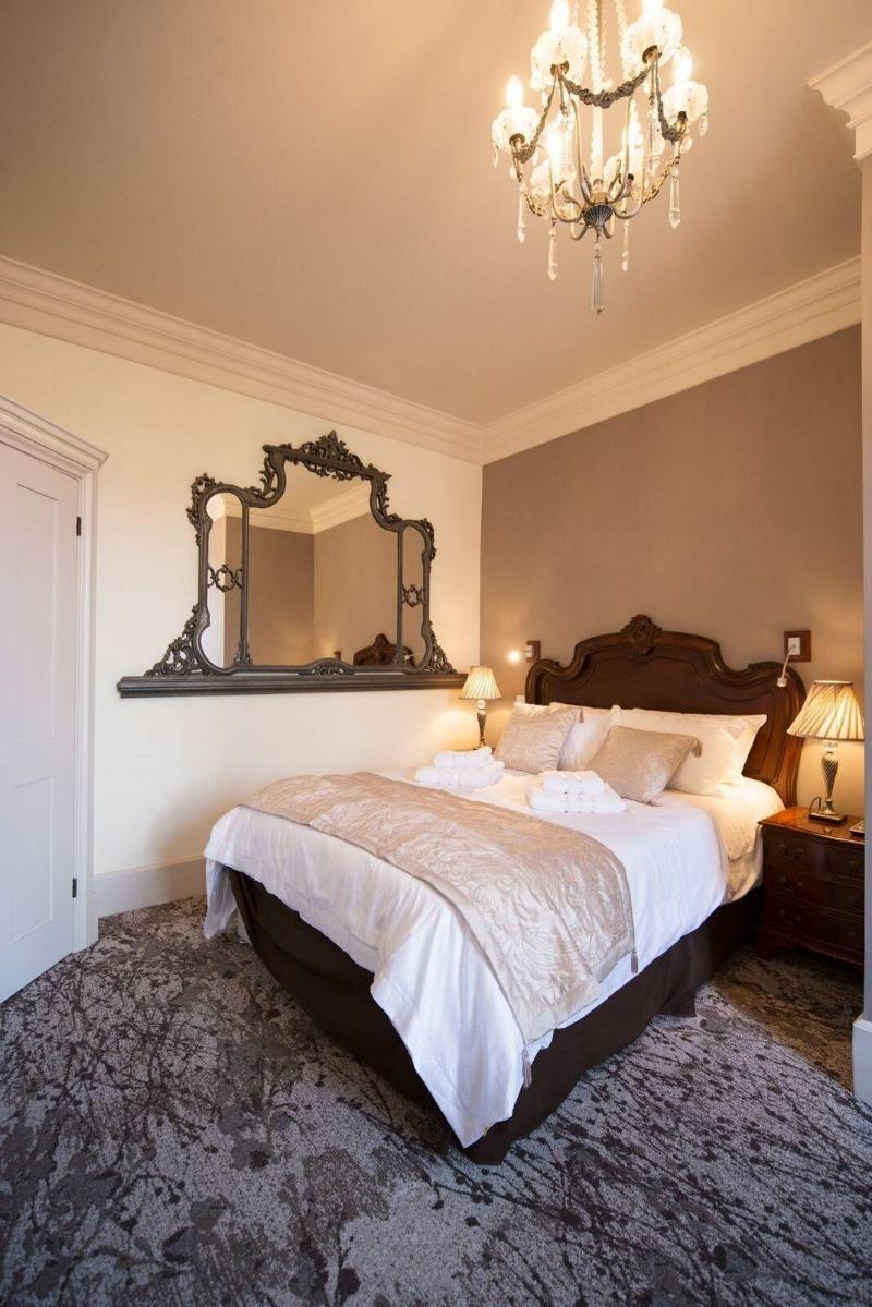 East Walls Hotel image