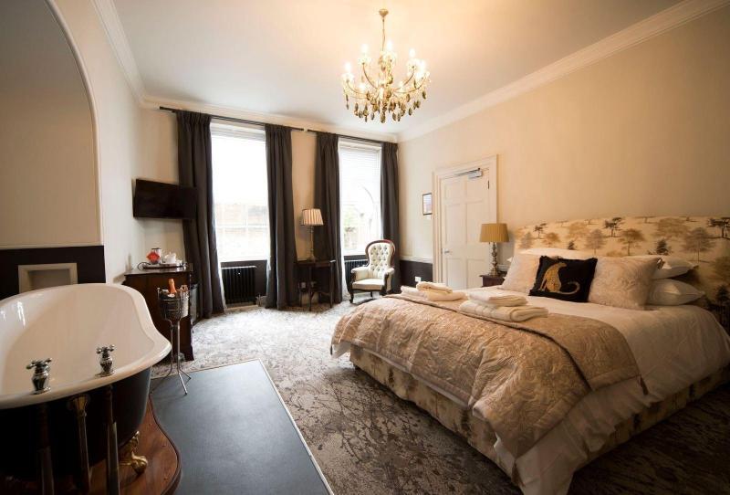 East Walls Hotel image