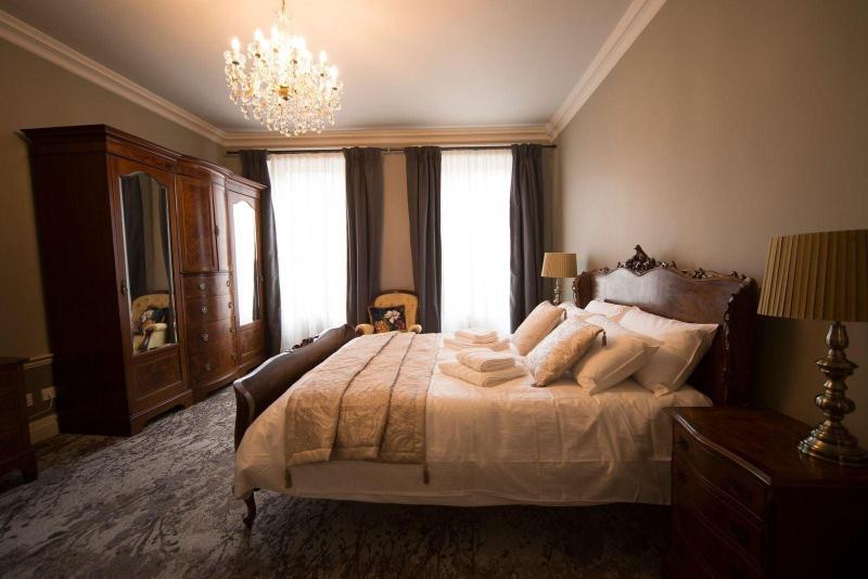 East Walls Hotel image