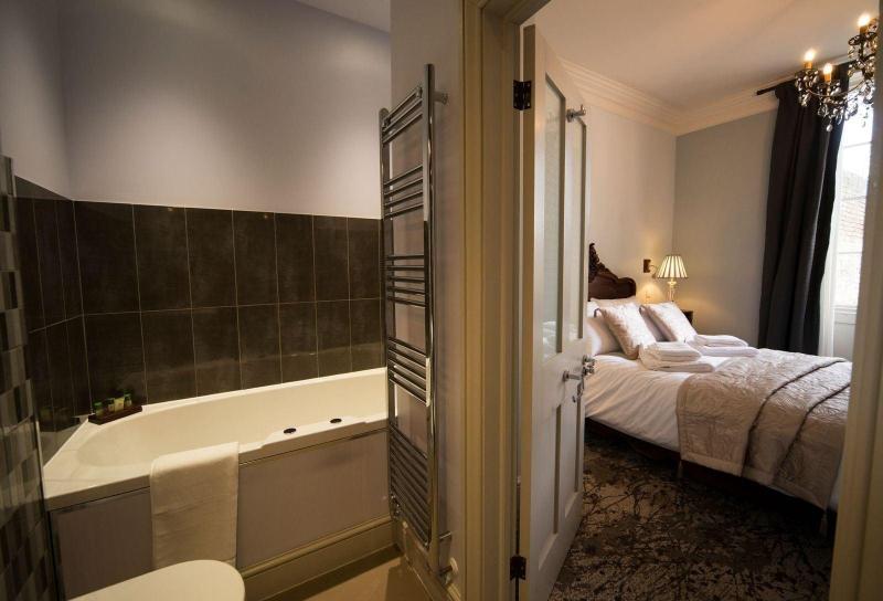 East Walls Hotel image