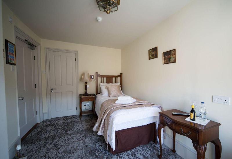 East Walls Hotel image