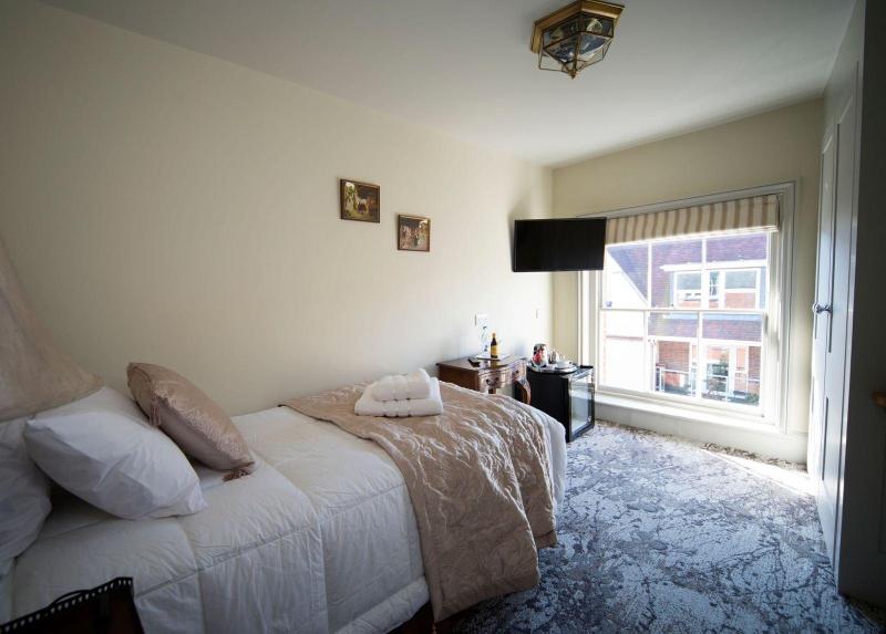 East Walls Hotel image