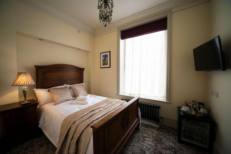 East Walls Hotel image