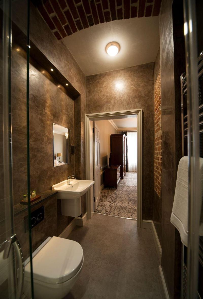 East Walls Hotel image