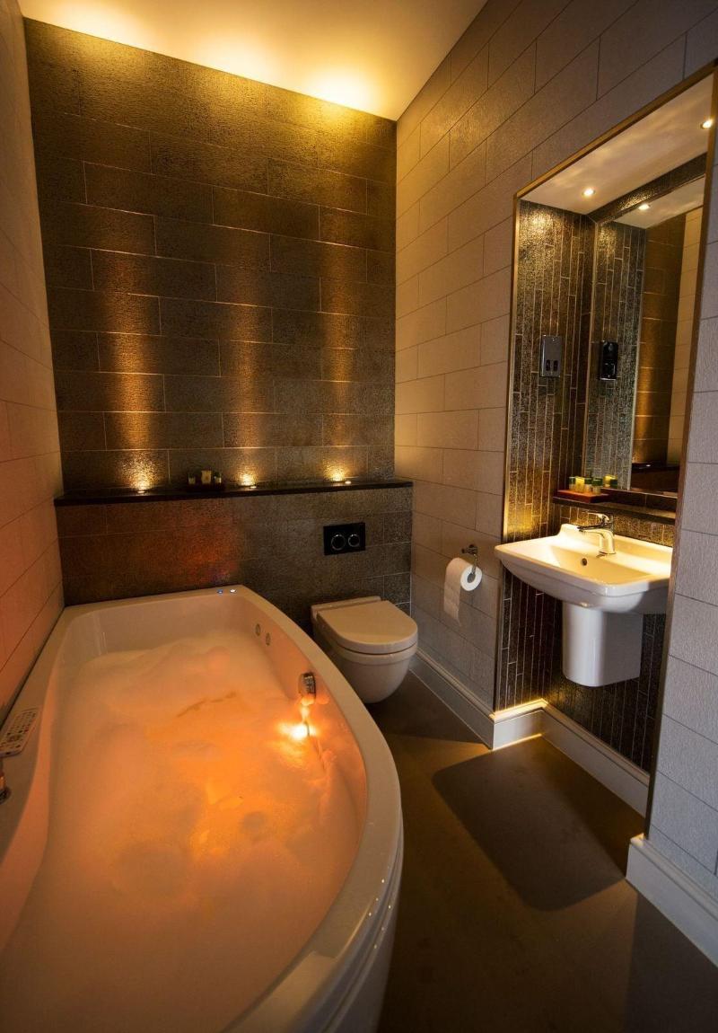 East Walls Hotel image