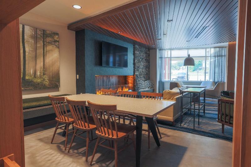Fairfield Inn & Suites by Marriott Marquette image