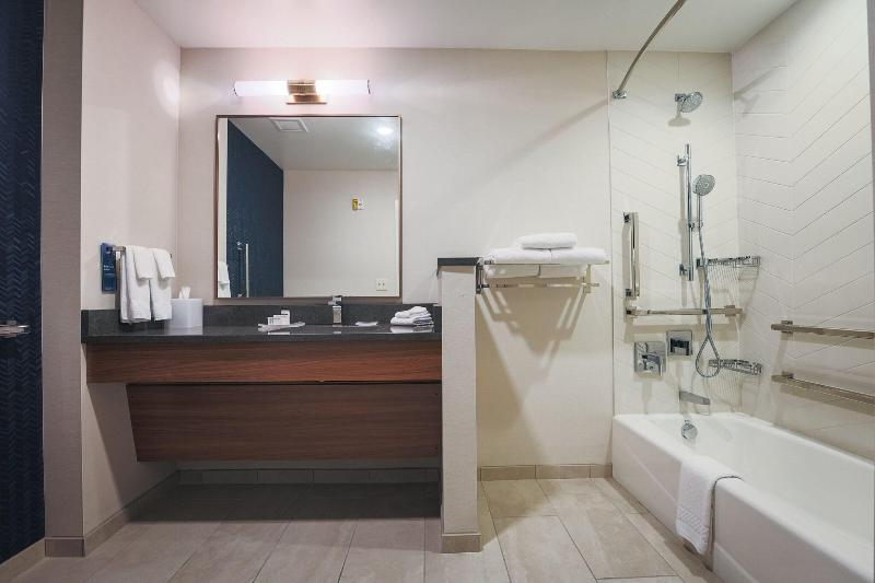 Fairfield Inn & Suites by Marriott Marquette image