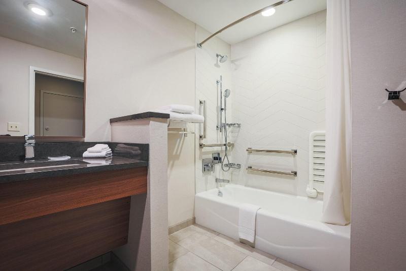Fairfield Inn & Suites by Marriott Marquette image