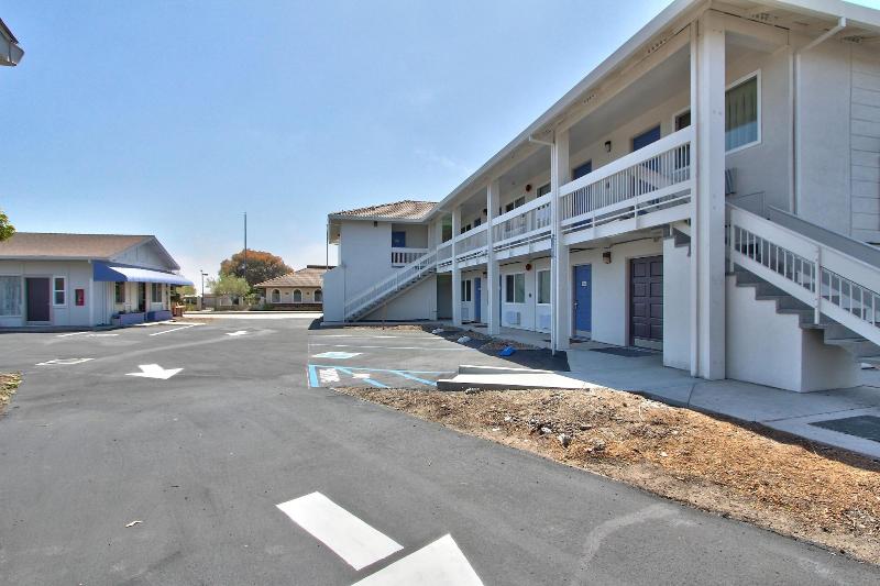 Coastal Valley Inn image