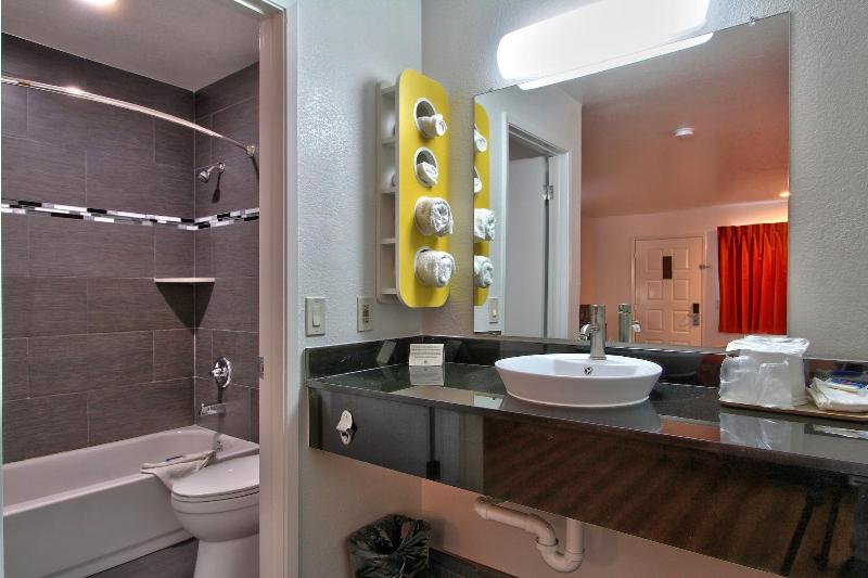 Coastal Valley Inn image