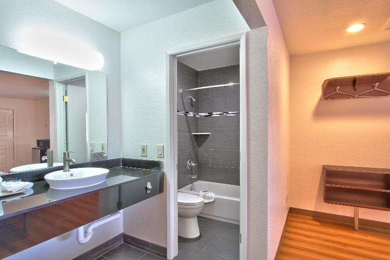 Coastal Valley Inn image