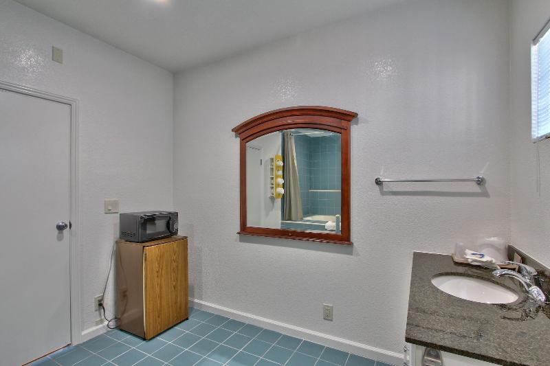 Coastal Valley Inn image