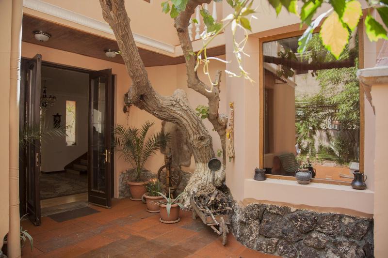 Hin Yerevantsi Hotel