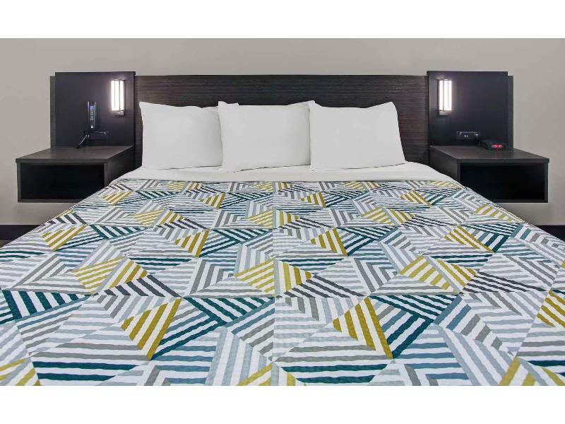 1 King Bed | Mobil Access RI Shwr Nsmk View