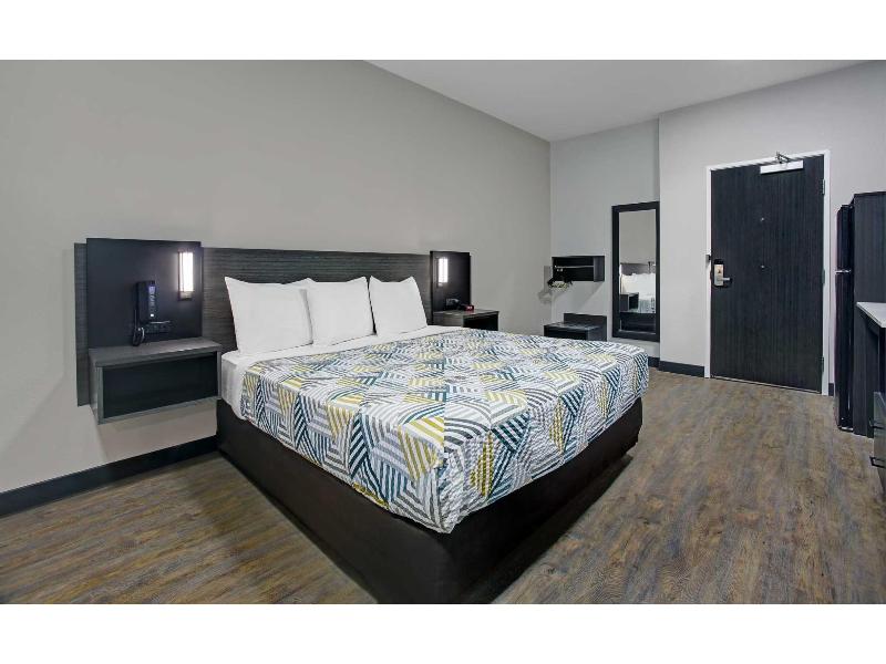 1 King Bed | Mobil Access Tub Nsmk Kitchen
