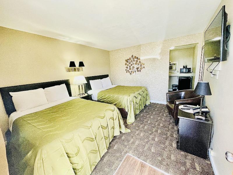 Sage N Sand Motel image