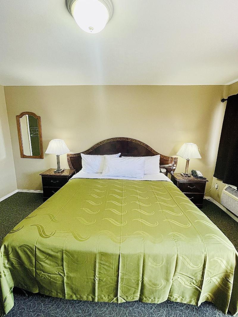 Sage N Sand Motel image