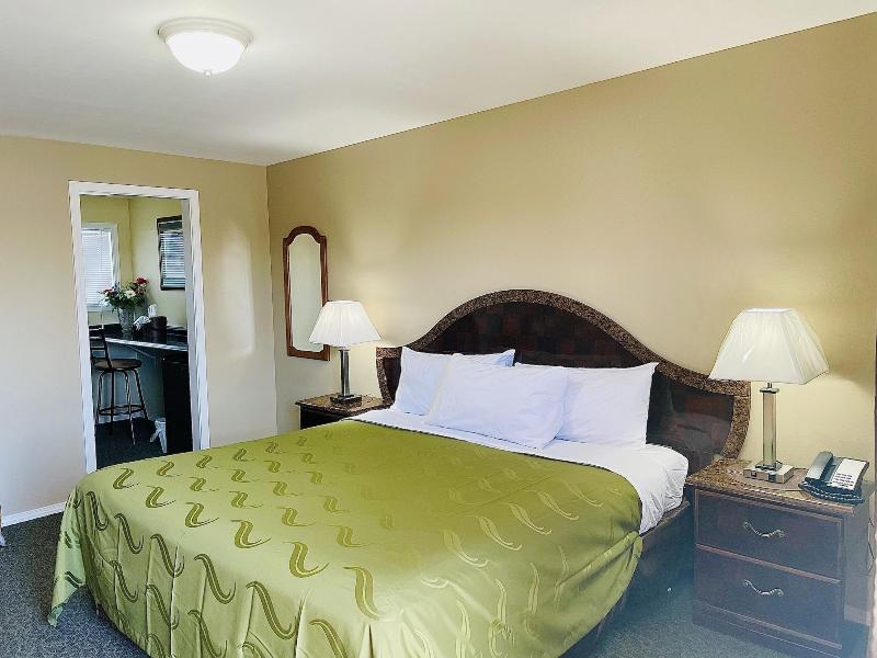 Sage N Sand Motel image