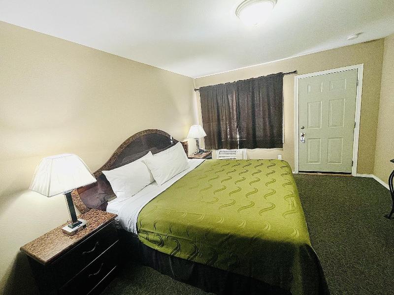 Sage N Sand Motel image