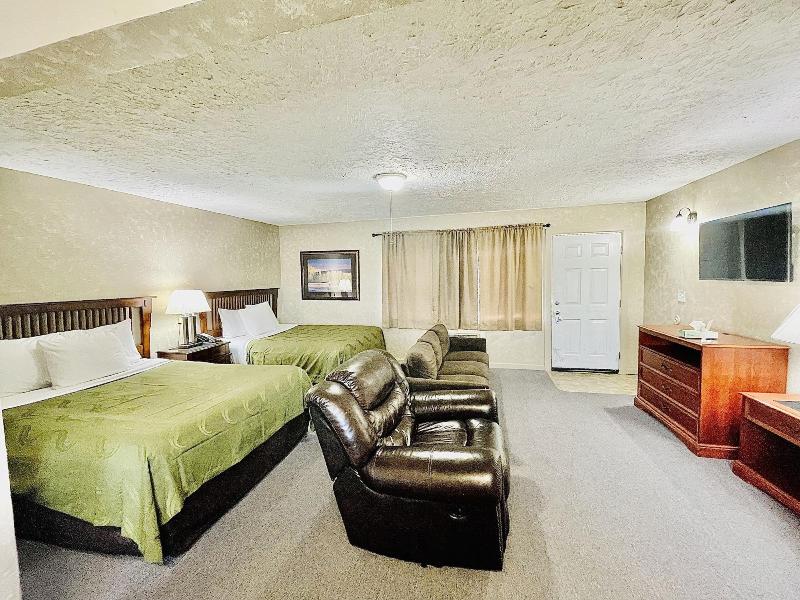 Sage N Sand Motel image