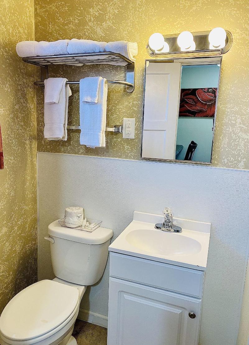 Sage N Sand Motel image
