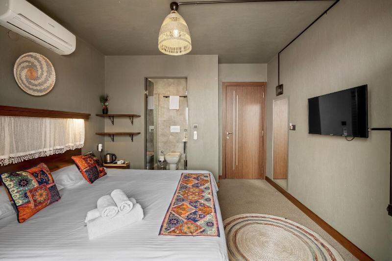 The Green Goose Hotel image