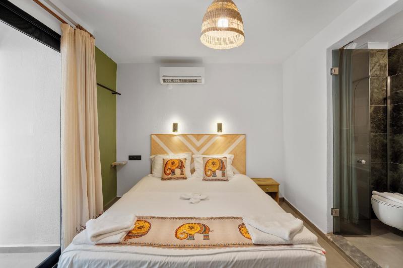 The Green Goose Hotel image