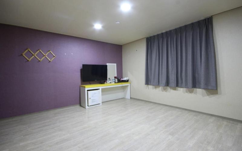Q Motel Wanju image