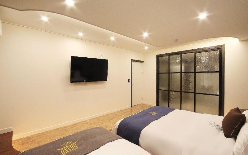 Wanju Grand Hotel image