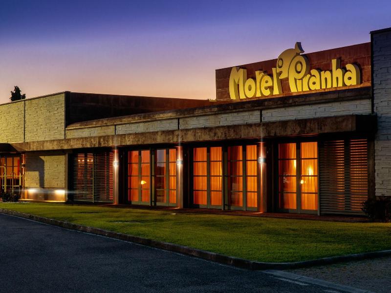 Motel Piranha image