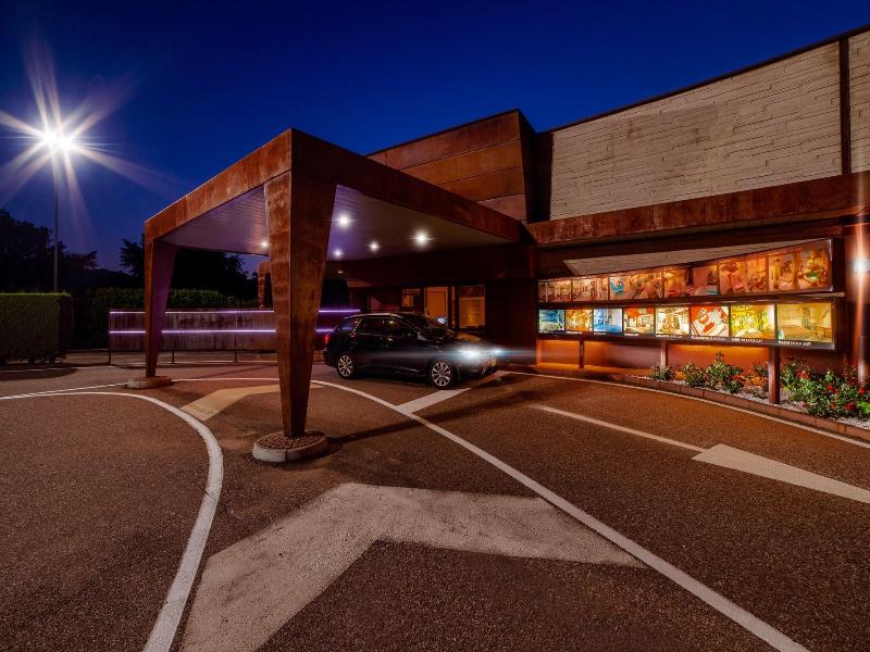 Motel Piranha image