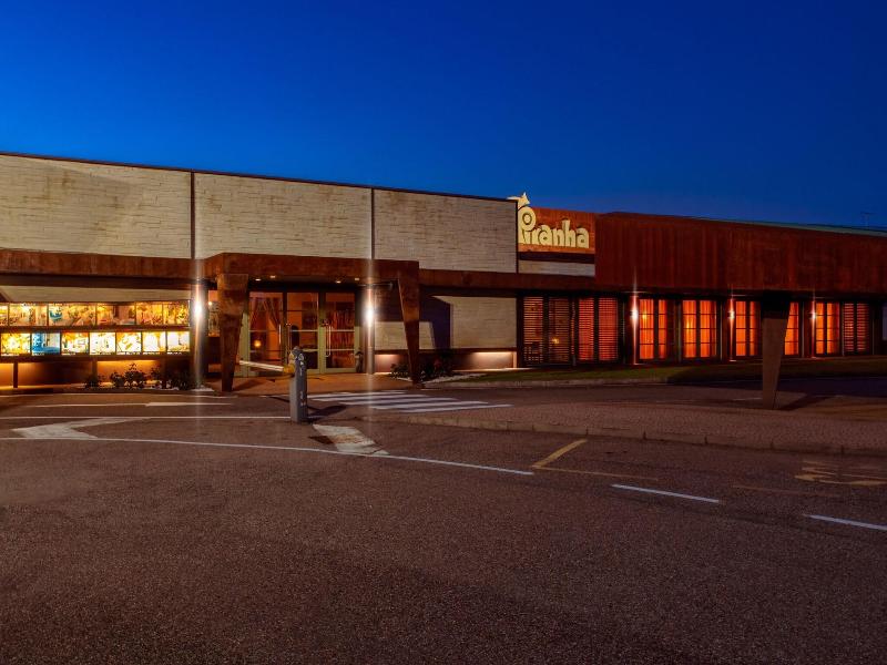 Motel Piranha image