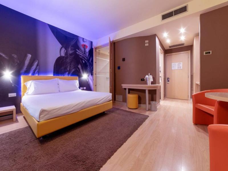 Motel Piranha image