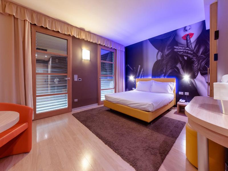 Motel Piranha image