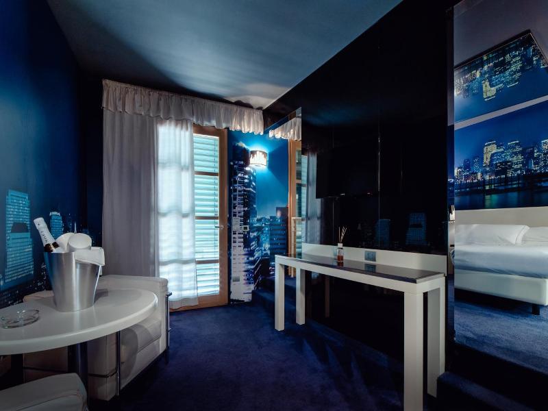 Motel Piranha image