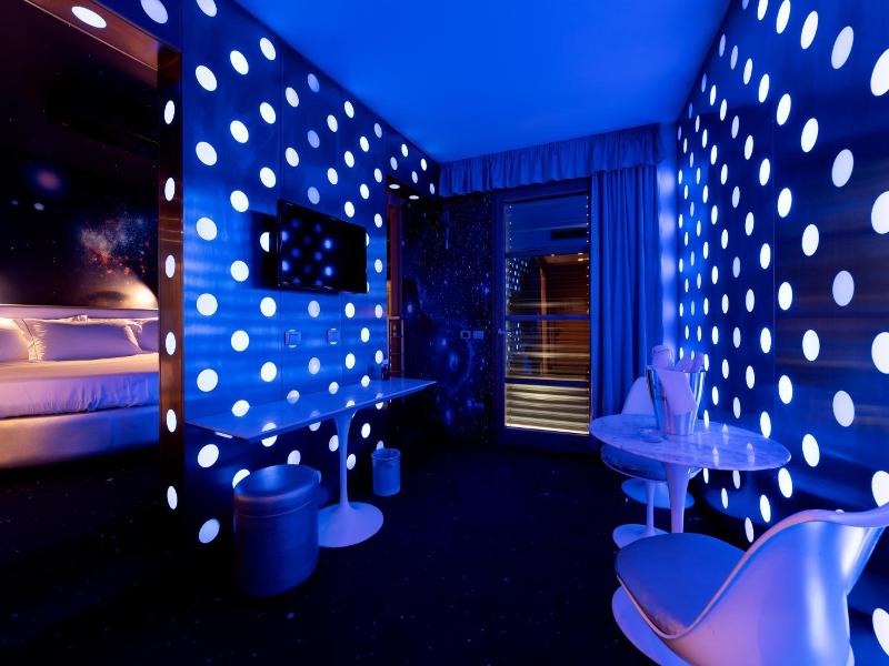 Motel Piranha image