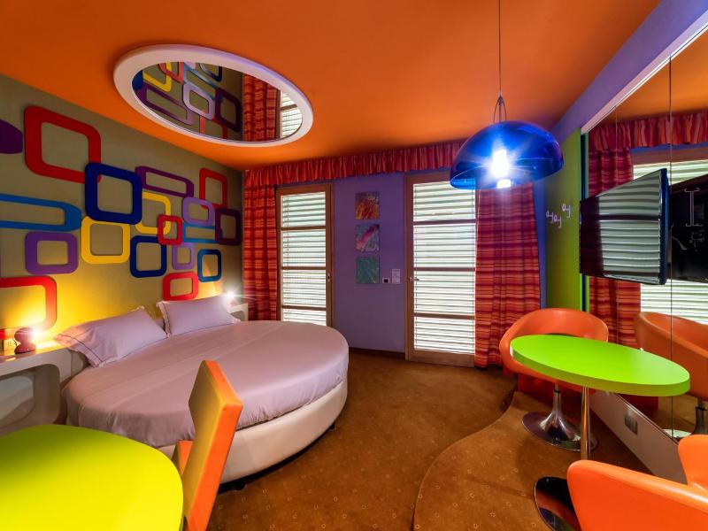 Motel Piranha image