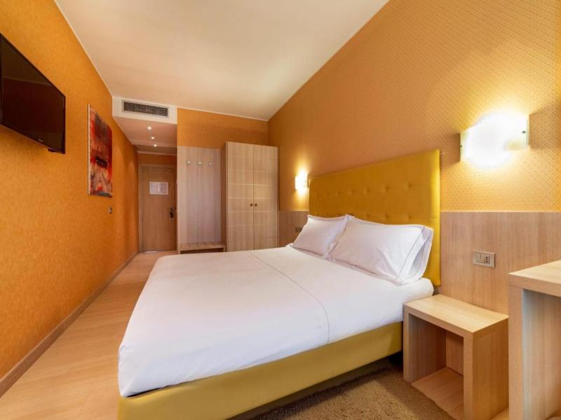 Motel Piranha image