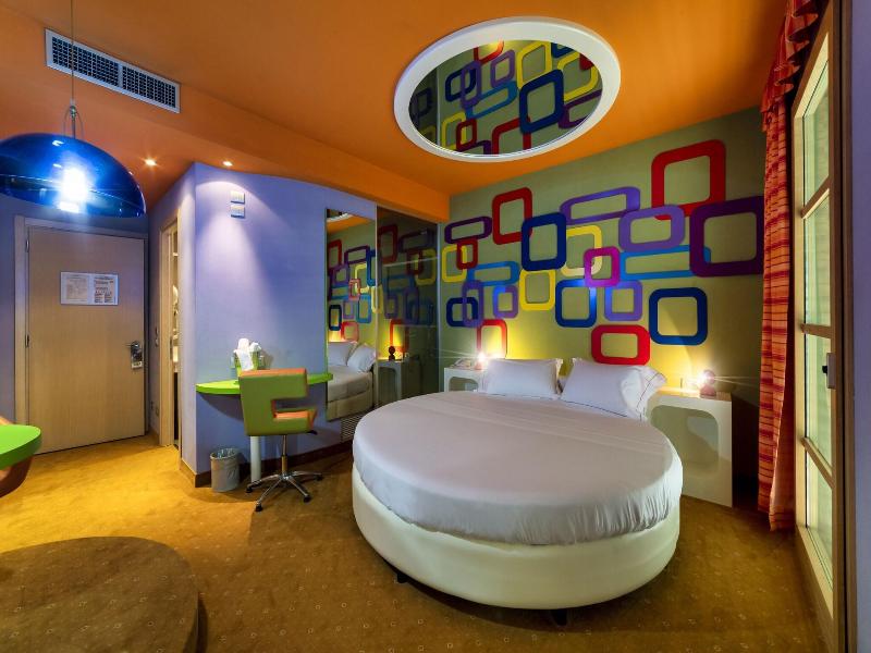 Motel Piranha image